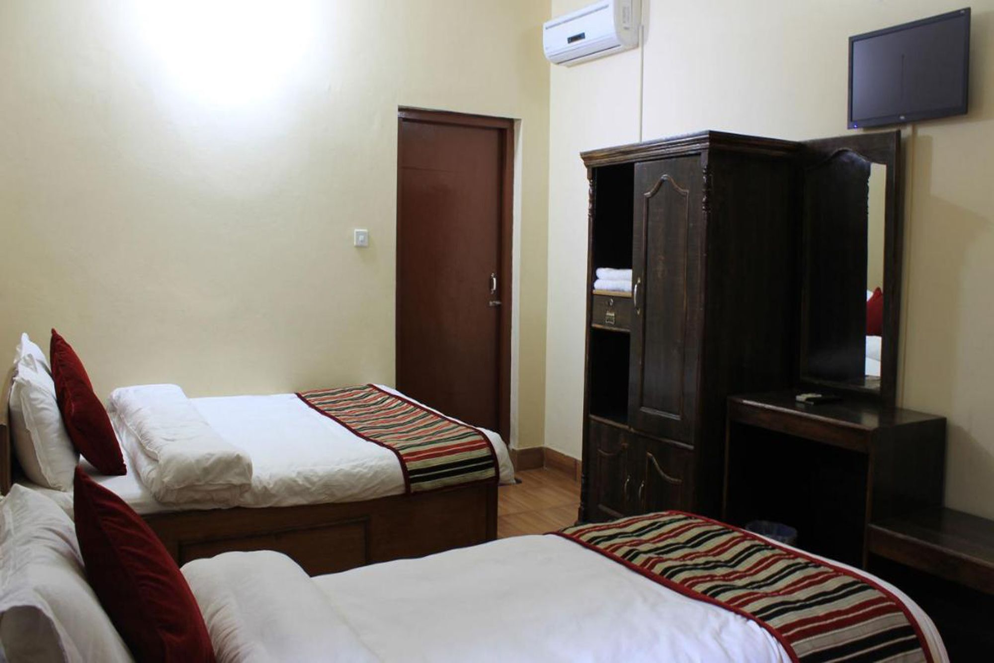 Unique Wild Resort Sauraha Exterior photo